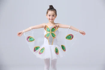 Dekleta igranje oblačila živali naložen metulj risanka otroke, ples, oblačila, osnovno in srednjo šolo preja