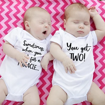 Twin Obleke Twin Baby Darilo Onesie Twin Baby Onesies Baby Dekleta Fantje Poletje Kratek Rokav Bodysuits Dvojčka Baby Tuš Prisoten
