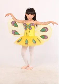 Dekleta igranje oblačila živali naložen metulj risanka otroke, ples, oblačila, osnovno in srednjo šolo preja